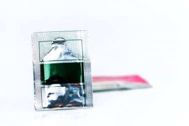 Alüminyum folyo poşet poşet bulanıklık arka plan üzerinde hafif steroid sözlü yapıştırın. Anti-inflamatuar oral mukoza, kabartma sözlü hassasiyet, ağrı ve ülserasyon. Aftöz ülser veya ağız ülsere