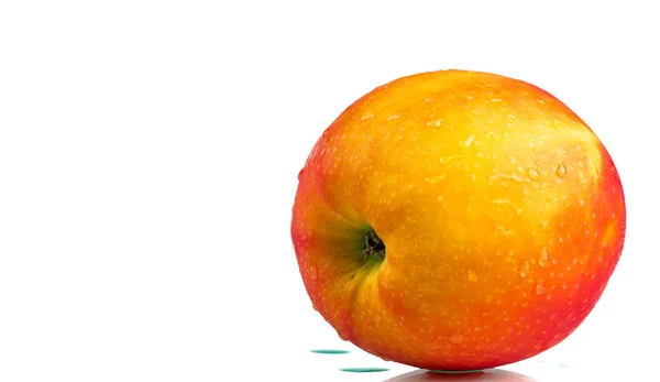 Une pomme rouge avec des gouttes d'eau sur la peau isolée sur fond blanc avec espace de copie. Fruits sains et concept d'aliments sains. Alimentation végétalienne . — Photo