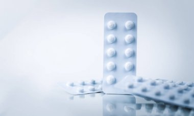 Beyaz arka plan üzerinde izole ışık karşı korumalı ambalaj kolşisin 0.6 mg tablet hap. Gut saldırı, gut ağrı ve gouty artrit kavramı. İlaç endüstrisi. Beyaz Vakumlu Ambalaj yığını.