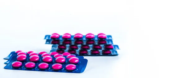Ibuprofeno em comprimidos cor-de-rosa embalar em blister azul embalar isolado em fundo branco com espaço de cópia. Ibuprofeno para alívio da dor, dor de cabeça, febre alta e anti-inflamatório. Pílulas analgésicas . — Fotografia de Stock