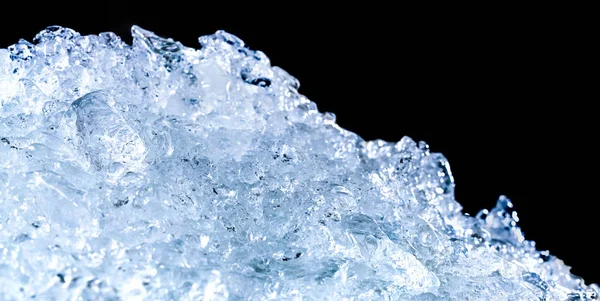 Montón de cubitos de hielo triturados sobre fondo oscuro con espacio para copiar. Cubos de hielo triturados en primer plano para bebidas . —  Fotos de Stock