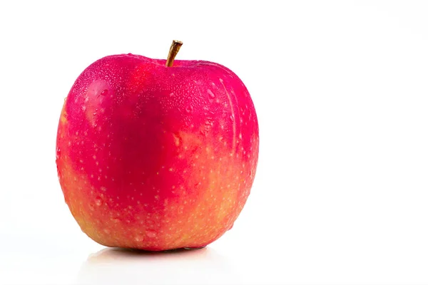 Ein roter Apfel mit Wassertropfen auf der Haut isoliert auf weißem Hintergrund mit Kopierraum. gesundes Obst und gesundes Essen. Veganes Essen. — Stockfoto