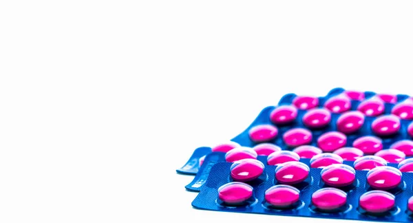 İbuprofen pembe tablet hap izole kopya alanı beyaz zemin üzerine mavi Vakumlu Ambalaj paketi. İbuprofen kabartma ağrı, baş ağrısı, yüksek ateş ve anti-inflamatuar. Ağrı kesici hapları Tablet. — Stok fotoğraf