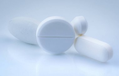 Beyaz arka plan üzerinde izole beyaz yuvarlak ve dikdörtgen şekli tablet hap yığını. İlaç endüstrisi. Eczane veya eczane işareti ve sembolü. Küresel sağlık kavramı. Sağlık ve Farmakoloji.
