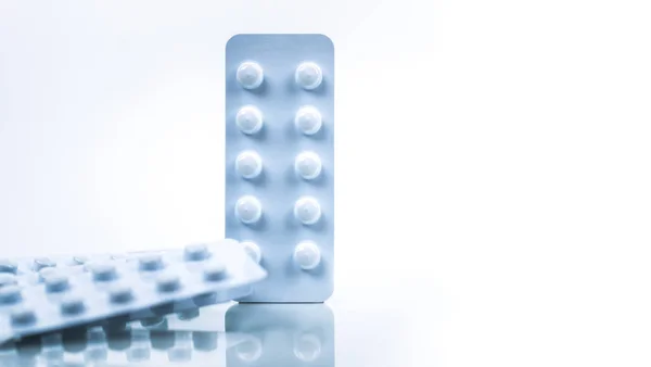 Colchicina 0,6 mg compresse in un imballaggio resistente alla luce isolato su sfondo bianco. Attacco di gotta, dolore alla gotta e concetto di artrite gotta. Industria farmaceutica. Mucchio di blister bianco . — Foto Stock