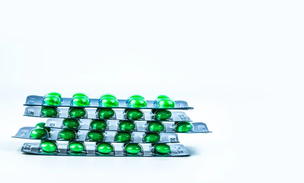 Stapels van groene ronde tablet suiker-gecoate pillen in blisterverpakkingen op witte achtergrond met kopie ruimte. Farmaceutische marketing. Farmaceutische industrie. Dextromethorfan: Geneeskunde voor droge hoest — Stockfoto