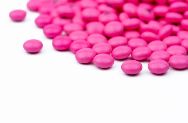 Gros tas de comprimés enrobés de sucre rond rose comprimés isolés sur fond blanc avec espace de copie. Amitriptyline médicament pour le traitement anti-anxiété, antidépresseur et la prophylaxie des migraines . — Photo