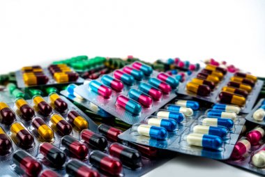 Vakumlu Ambalaj kopya alanı ile beyaz arka plan üzerinde izole antibiyotik kapsül hap yığını. İlaç direnci. İlaç Ambalaj Sanayi kavramı. Hastane kavram antibiyotik direnci.