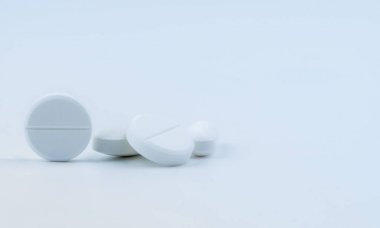 Beyaz beyaz arka plan üzerinde izole tablet hap yuvarlak yığını. İlaç endüstrisi. Eczane veya eczane işareti ve sembolü. Küresel sağlık kavramı. Sağlık ve Farmakoloji.