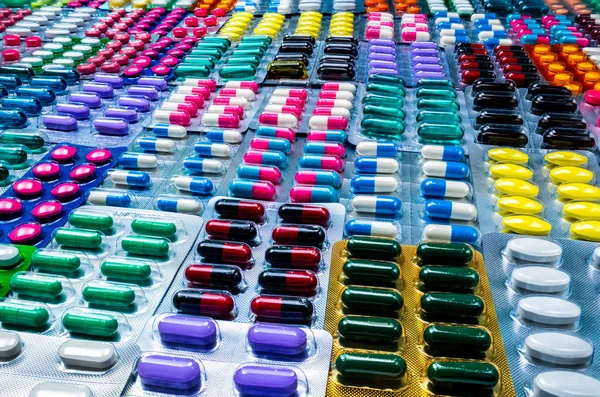 Kolorowe tabletki i kapsułki pigułki w opakowaniu blister z pięknym wzorem. Koncepcja przemysłu farmaceutycznego. Apteka apteka. Wad i błędów w koncepcji fabryki farmaceutycznej. — Zdjęcie stockowe