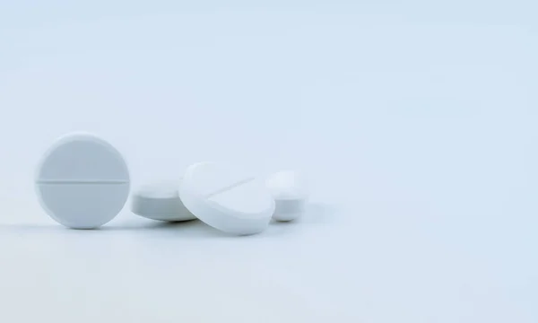 Mucchio di compresse rotonde bianche isolate su sfondo bianco. Industria farmaceutica. Farmacia o farmacia segno e simbolo. Concetto sanitario globale. Salute e farmacologia . — Foto Stock