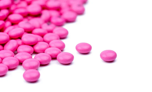 Closeup pilha de rosa redondo açúcar comprimidos revestidos comprimidos isolados em fundo branco com espaço de cópia. Medicamento de amitriptilina para tratamento anti-ansiedade, antidepressivo e profilaxia da enxaqueca . — Fotografia de Stock