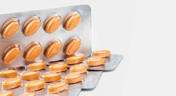 Oranje ovale tablet pillen geïsoleerd op een witte achtergrond. Geneeskunde voor de behandeling van veneuze circulatie stoornissen (gezwollen benen, pijn, rusteloze benen) en aambeien en acute hemorrhoidal aanval. — Stockfoto