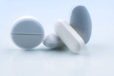 Beyaz arka plan üzerinde izole beyaz yuvarlak ve dikdörtgen şekli tablet hap yığını. İlaç endüstrisi. Eczane veya eczane işareti ve sembolü. Küresel sağlık kavramı. Sağlık ve Farmakoloji.