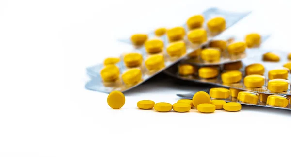 ブリスター パックの背景をぼかした写真の黄色錠ピルの選択と集中はラウンド黄色の錠剤です ジクロフェナク医学関節炎鎮痛剤 痛風発作 慢性関節リウマチの痛みのため 医薬品業界 — ストック写真