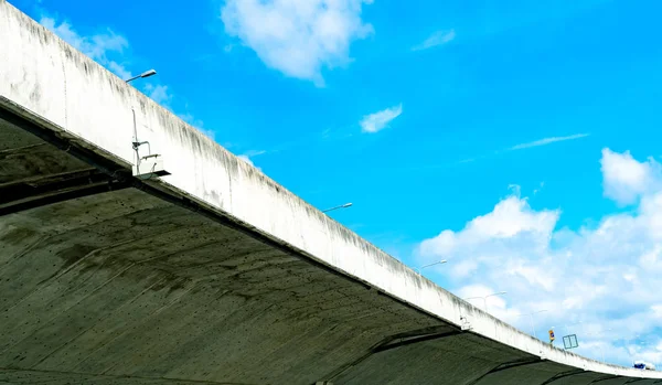 Vista inferiore della strada sopraelevata in calcestruzzo. Superare la strada in cemento. Struttura del cavalcavia stradale. Autostrada moderna. Infrastrutture di trasporto. Costruzione di ponti in calcestruzzo. Architettura del ponte . — Foto Stock