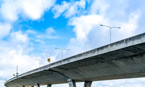 Vista inferiore della strada sopraelevata in calcestruzzo. Superare la strada in cemento. Struttura del cavalcavia stradale. Autostrada moderna. Infrastrutture di trasporto. Costruzione di ponti in calcestruzzo. Architettura del ponte . — Foto Stock