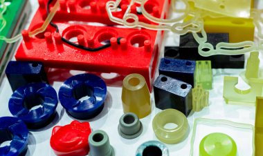 Mühendislik plastikleri. Üretim endüstrisinde kullanılan plastik malzeme. Küresel mühendislik plastik pazar konsepti. Poliüretan ve plastik parçalar kullanıyor. Plastik enjeksiyon makinesi ürünleri. 