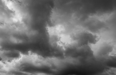 Karanlık, dramatik gökyüzü ve bulutlar. Ölüm geçmişi ve üzücü kavram. Gri gökyüzü ve kabarık beyaz bulutlar. Gök gürültüsü ve fırtına. Hüzünlü ve karamsar bir gökyüzü. Doğa geçmişi. Ölü soyut arka plan. Bulut manzarası.