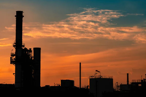 Gasturbinenkraftwerk. Energie zur Unterstützung der Fabrik im Industriegebiet. Erdgastanks. kleines Gaskraftwerk. Kraftwerk, das Erdgas als Brennstoff nutzt. grüne Energie. Dramatischer Himmel bei Sonnenuntergang. — Stockfoto