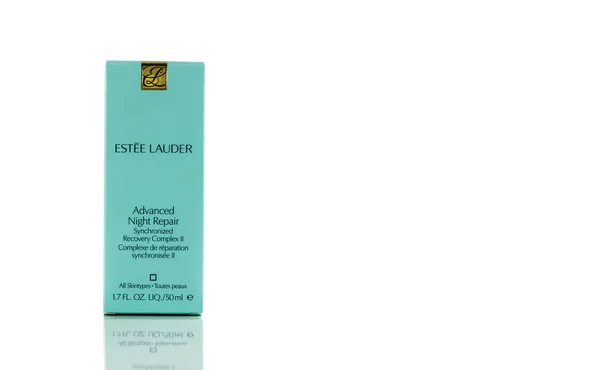 CHONBURI, TAILANDIA-MAYO 8, 2019: Estee Lauder Advanced Night Repair Synchronized Recovery Complex II en paquete de caja de papel verde. Frasco de suero facial aislado sobre fondo blanco. Embalaje para el cuidado de la piel . — Foto de Stock