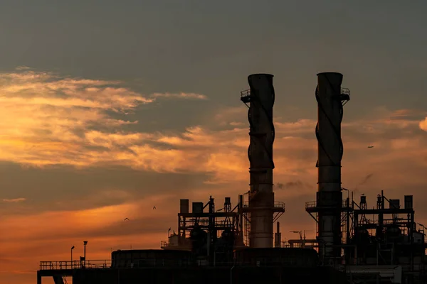 Gasturbinenkraftwerk. Energie zur Unterstützung der Fabrik im Industriegebiet. Erdgastanks. kleines Gaskraftwerk. Kraftwerk, das Erdgas als Brennstoff nutzt. grüne Energie. Macht und Energie. — Stockfoto