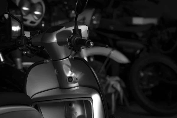 Motorfiets geparkeerd in motorfiets reparatiewerkplaats wachten op fix elektrische probleem. Motorfiets workshop voor reparatie service business. Een garage voor motorfietsen. Motorfiets staat in reparatiewerkplaats voor onderhoud — Stockfoto