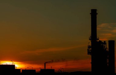 Gaz türbini elektrik santrali. Sanayi bölgesinde destek fabrikası için enerji. Doğal benzin deposu. Küçük bir gaz santrali. Yakıt olarak doğal gaz kullanan bir elektrik santrali. Yeşil enerji. Dramatik gün batımı gökyüzü.