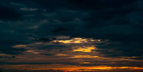 Wunderschöner Abendhimmel. Orange, blau und weißer Himmel. farbenfroher Sonnenuntergang. Kunstbild des Himmels bei Sonnenuntergang. Sonnenuntergang und Wolken zur Inspiration Hintergrund. Natur-Hintergrund. friedliches und beschauliches Konzept. — Stockfoto