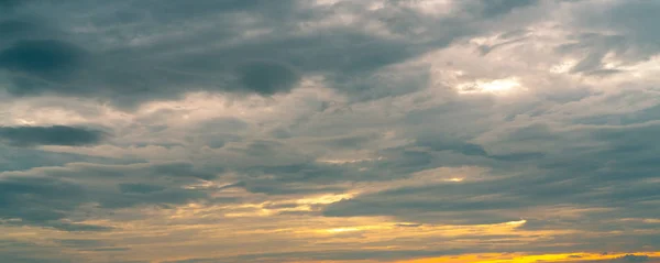 아침해 뜨는 하늘 과하얀 구름. 하얀 솜털 구름이 덮인 아름다운 황금빛 해돋이 하늘. 하얀 솜털 구름 모양의 추상적 배경. 자연의 아름다움. 극적 인 하늘. 미술 배경 사진 — 스톡 사진