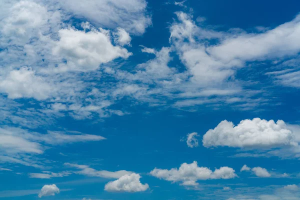 Beautiful blue sky and white cumulus clouds abstract background. Cloudscape background. Blue sky and fluffy white clouds on sunny day. Nature weather. Bright day sky for happy day background. — Stock Photo, Image