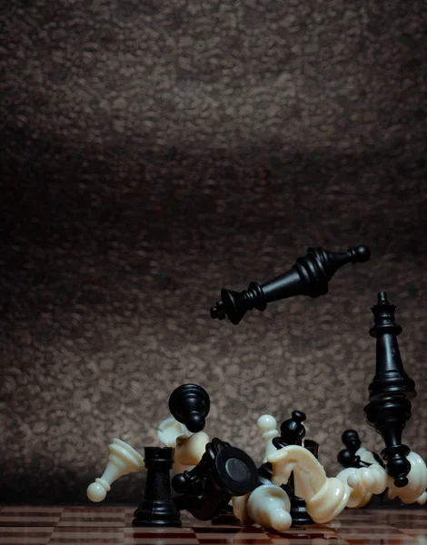 체스 보드 게임. 사업 전략 관리 및 성공 개념. 경쟁 과 성공 전략에 있어서 팀워크를 발휘 합니다. 체스가 충돌하고, 보드 위에서 튕겨 오릅니다. 체스 판넘어. 체스의 조각들. 패배. — 스톡 사진
