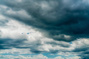 Güzel mavi gökyüzü ve beyaz kümülüs bulutları soyut arkaplan. Bulut manzarası arka planı. Mavi gökyüzü ve güneşli bir günde tüylü beyaz bulutlar. Doğa havası. Pamuk dokuyu hisset. Beyaz yumuşak bulutlar arka plan