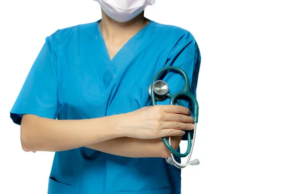 Врач или медсестра носят синюю униформу и розовую маску для лица. Врач стоит со скрещенными руками и держит стетоскоп. Профессионал здравоохранения. Концепция медицинского страхования. Экспертиза врача — стоковое фото