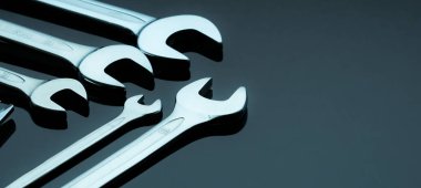 Atölyedeki cam masaya izole edilmiş krom anahtarlar ya da yayıcılar. Krom vanadyum anahtarlı anahtar. Gümüş anahtarlar. Tamirci aletleri. Tamir ve bakım için servis teknisyenleri için donanım.