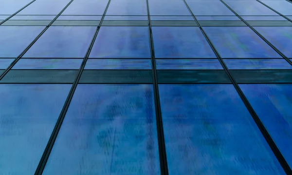 Visão prospectiva do moderno edifício de vidro futurista fundo abstrato. Exterior de arquitetura de edifício de vidro de escritório. Reflexão em vidro transparente de construção de negócios. Janela de vidro da empresa . — Fotografia de Stock