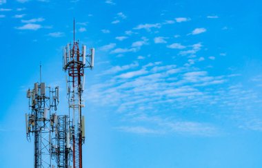 Telekomünikasyon kulesi mavi gökyüzü ve beyaz bulutlar arka planda. Mavi gökyüzünde anten. Radyo ve uydu direği. İletişim teknolojisi. Telekomünikasyon endüstrisi. Cep telefonu ya da telekom 4G ağı.