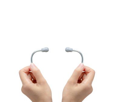 Steteskop beyaz arka planda izole edilmiş. Sağlık kontrolü. Sağlık ve tıp geçmişi var. Hastanın teşhisi için tıbbi bir araç. Kardiyoloji doktoru. Kalp bakımı ve sağlık hizmeti.