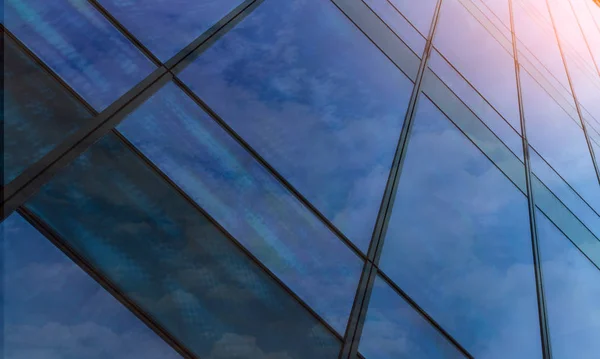 透视视角的现代未来主义玻璃建筑抽象背景。办公室玻璃建筑的外部建筑。商业建筑透明玻璃的倒影。公司玻璃窗. — 图库照片