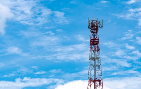 푸른 하늘 과흰 구름 배경의 통신 타워. 푸른 하늘의 안테나 야. 라디오와 위성 극점. 통신 기술. 통신 산업. 모바일 또는 통신 4g 네트워크. — 스톡 사진