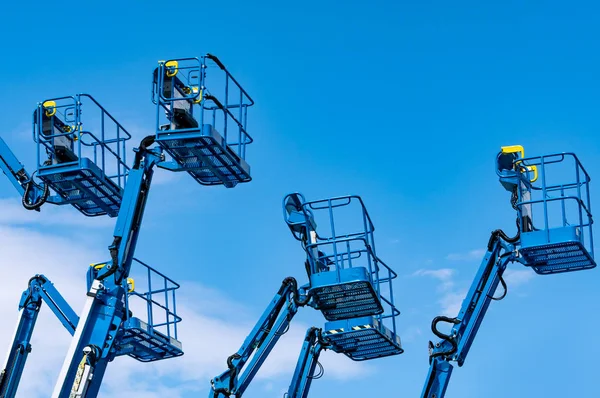 Elevador de pluma articulado. Elevador de plataforma aérea. Levantamiento telescópico contra el cielo azul. Grúa móvil de construcción para alquiler y venta. Mantenimiento y reparación de servicio de elevación hidráulica pluma. Distribuidor de grúas. —  Fotos de Stock