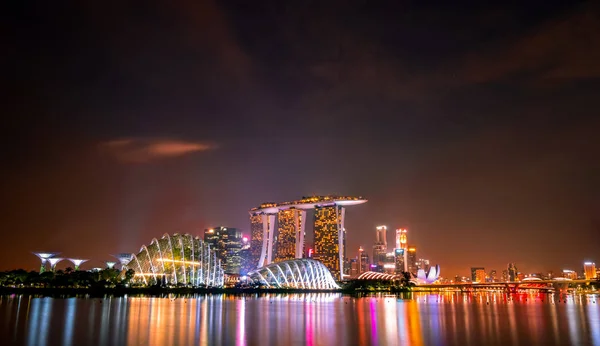 SINGAPORE-MAGGIO 19, 2019: Cityscape Singapore città moderna e finanziaria in Asia. Marina baia punto di riferimento di Singapore. Paesaggio notturno di business building e hotel. Vista panoramica sulla baia di Marina al tramonto . — Foto Stock