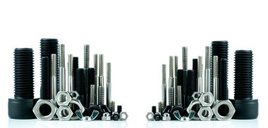 Beyaz arka planda metal cıvatalar ve fındıklar. Fasteners ekipmanı. Donanım aletleri. Atölyede cıvata, uğursuz fındık ve uğursuz kafa cıvataları. Otomotiv mühendisliğinde daha hızlı kullanım tehdidi. Altıgen cıvata.