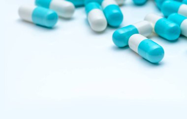 Beyaz arka plana seçici odaklı antibiyotik kapsül hapları. Antibiyotik ilaç direnci konsepti. İlaç sanayisi. Enfeksiyon tedavisi için antimikrobik ilaçlar. Tıbbi sağlık hizmetleri.