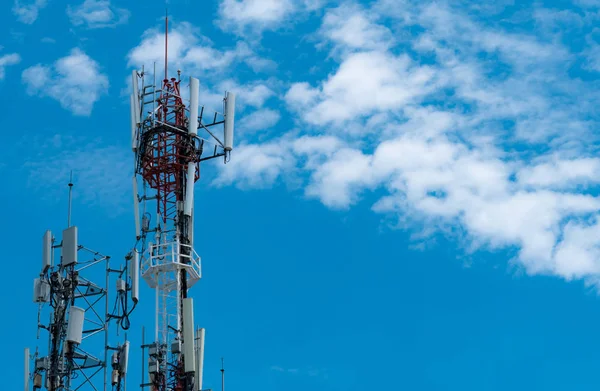 푸른 하늘 과흰 구름 배경의 통신 타워. 푸른 하늘의 안테나 야. 라디오와 위성 극점. 통신 기술. 통신 산업. 모바일 또는 통신 4g 네트워크. — 스톡 사진