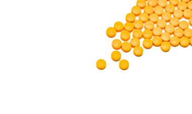 Beyaz arka planda ağrı kesici haplar. Sağlık sigortası konsepti. Ağrı kesici. Anti-iltihap için NSAID. İlaç sanayisi. Ağrı kesici ya da ağrı kesici. Diclofenac hapları..