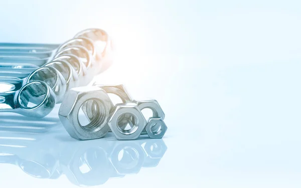 Sechskantmuttern Und Chromschlüssel Aus Metall Isoliert Auf Weißem Hintergrund Mechanische — Stockfoto