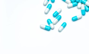 Beyaz arka planda mavi-beyaz antibiyotik kapsül hapları. Sağlık konusu için renkli kapsül hapları. İlaç sanayisi. Antibiyotik ilaç direnci konsepti. Mikrop önleyici ilaç. Eczacılık..