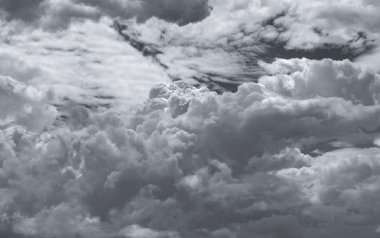 Karanlık, dramatik gökyüzü ve bulutlar. Ölüm geçmişi ve üzücü kavram. Gri gökyüzü ve kabarık beyaz bulutlar. Gök gürültüsü ve fırtına. Hüzünlü ve karamsar bir gökyüzü. Doğa geçmişi. Ölü soyut arka plan. Bulut manzarası.