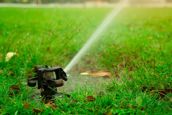 Automatic Lawn Sprinkler Watering Green Grass Garden Yard Irrigation System — Stock Photo, Image